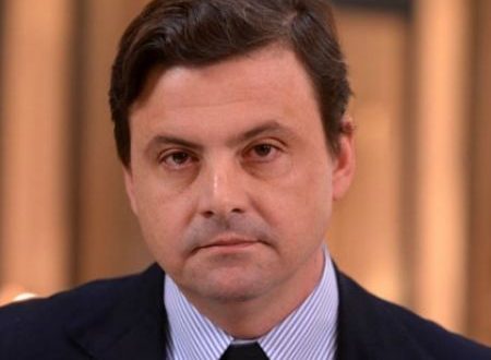 Ministro-Calenda-in-Basilicata-per-il-piano-del-Governo-“Industria-4.0”.-Confindustria-e-Pensiamo-Basilicata-propongono-un-piano-per-lo-sviluppo-regionale-450x330