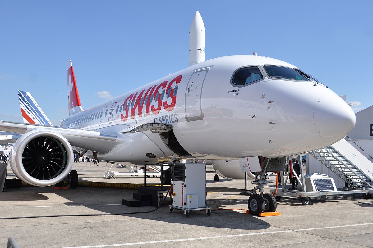 Bombardier_CSeries_CS100_in_Swiss_livery_at_PAS15