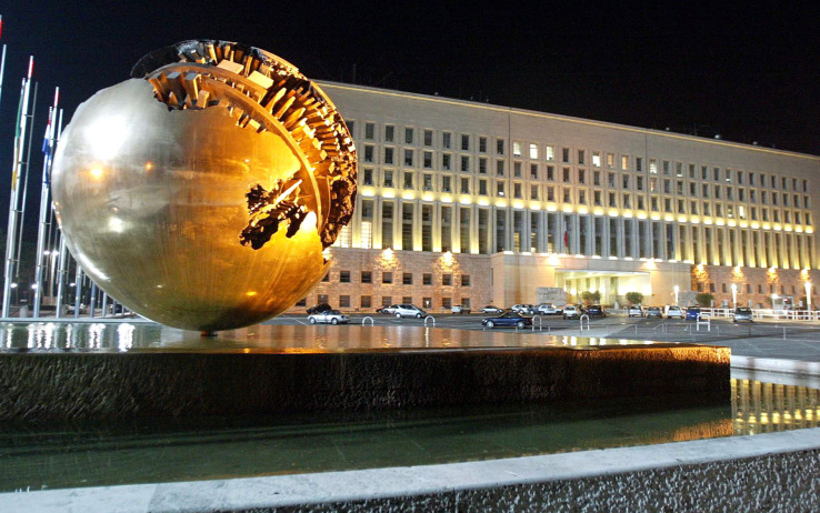 La sfera di Arnaldo Pomodoro delPiazzale del Ministero degli Affari Esteri a Roma