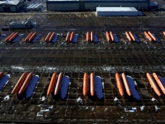 Le fusoliere di aeroplani dirette verso l’impianto di produzione 737 Max di Boeing in attesa di essere spediti su binari di raccordo a Wichita martedì. Reuters / Nick Oxford