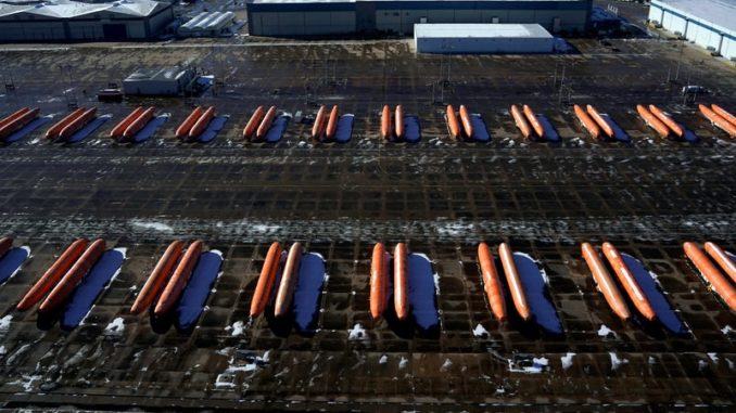 Le fusoliere di aeroplani dirette verso l’impianto di produzione 737 Max di Boeing in attesa di essere spediti su binari di raccordo a Wichita martedì. Reuters / Nick Oxford